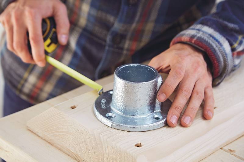 2 Ways To Create A Table From Discarded Scaffolding 7 Attaching scaffold mounts - 2 ways to create a table from discarded scaffolding