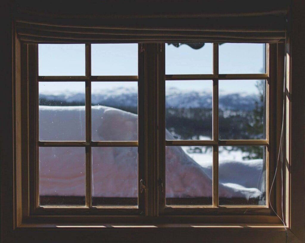 Window looking onto snow - benefits of triple-pane windows / image credit: sindre strøm