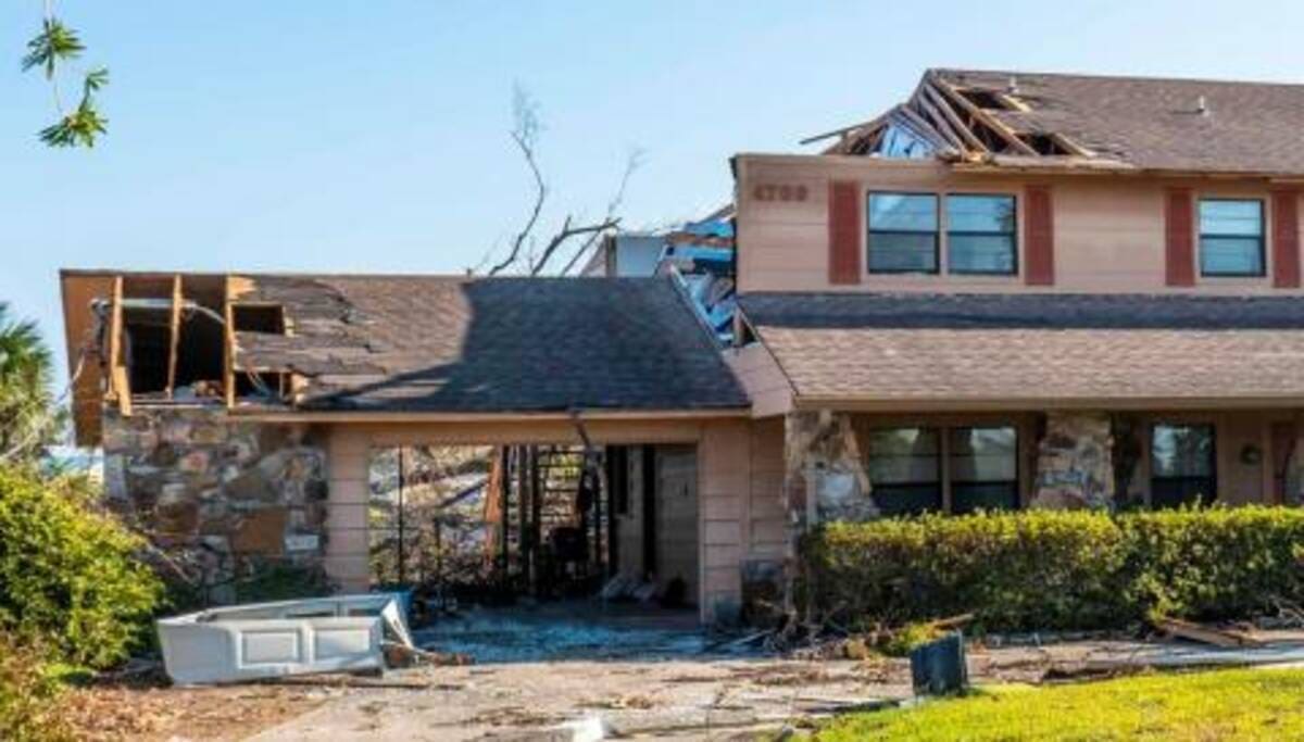 Here'S Why Garage Doors Get Blown Open (And What To Do About It) 1 Garage door fails and blows out home